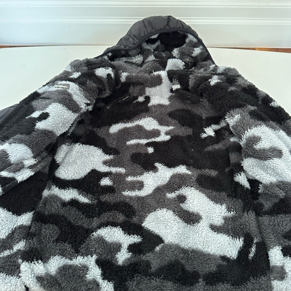 Eddie Bauer size small boys reversible black camo coat - Picture 5 of 8